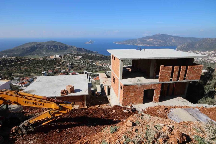 Turizm Cenneti Kaş’ta Kaçak Yapılar Yıkılıyor