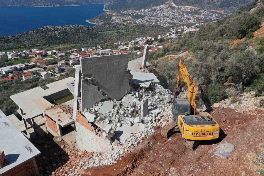 Turizm Cenneti Kaş’ta Kaçak Yapılar Yıkılıyor