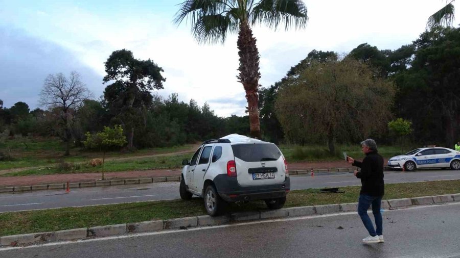 Otomobil Palmiyeye Çarptı, Sürücü Yaralandı