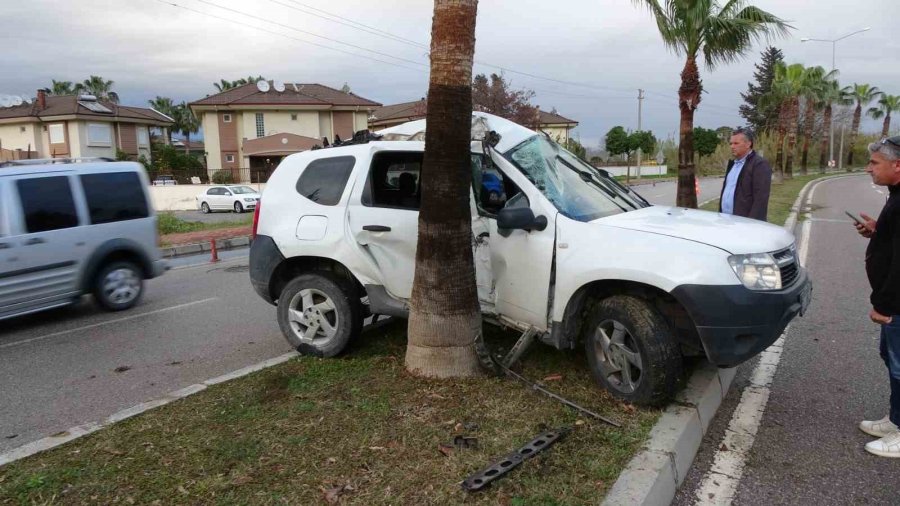 Otomobil Palmiyeye Çarptı, Sürücü Yaralandı