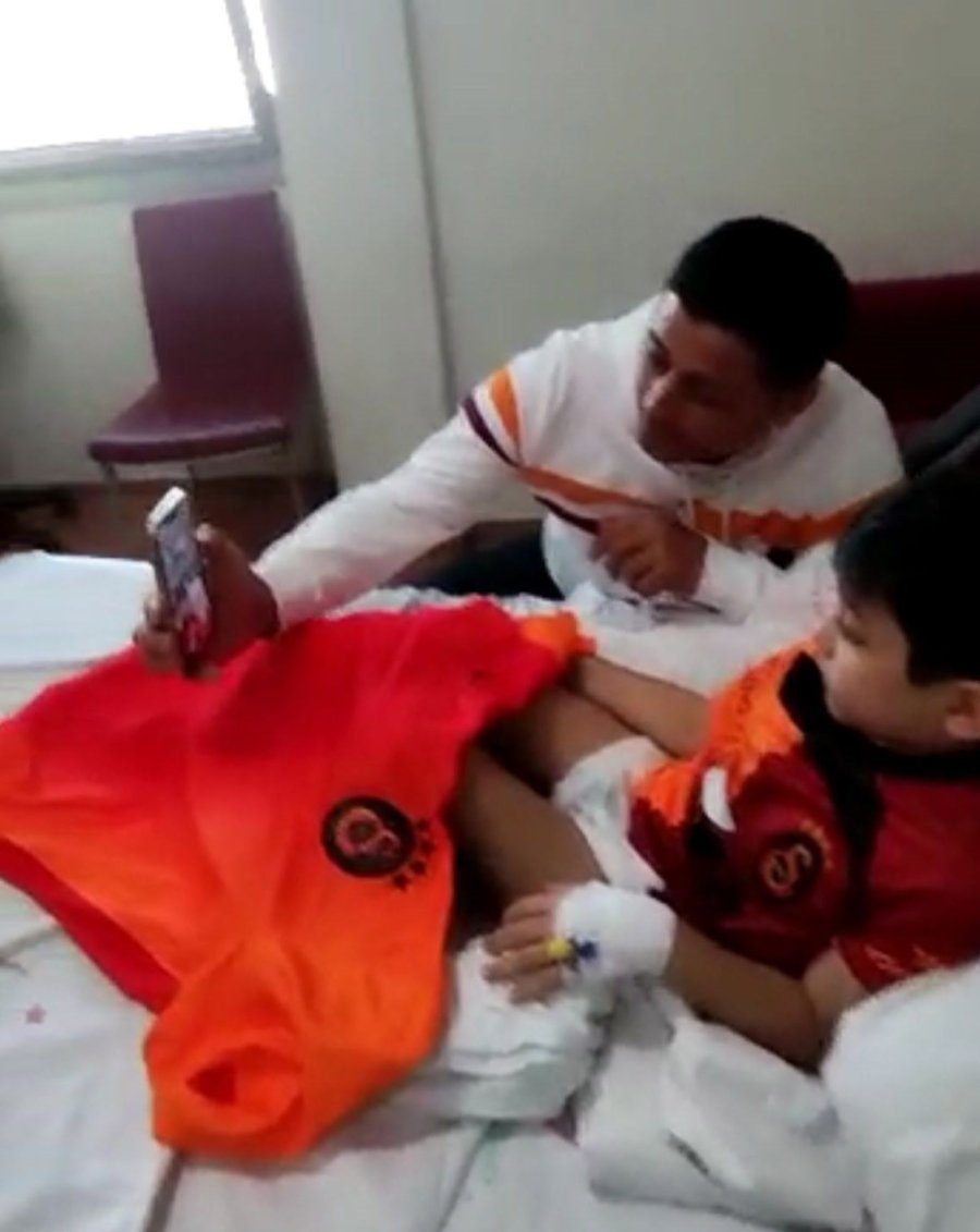 Hastanede Tedavi Olan Ömer Halis, Galatasaraylı Futbolcular İle Görüştü