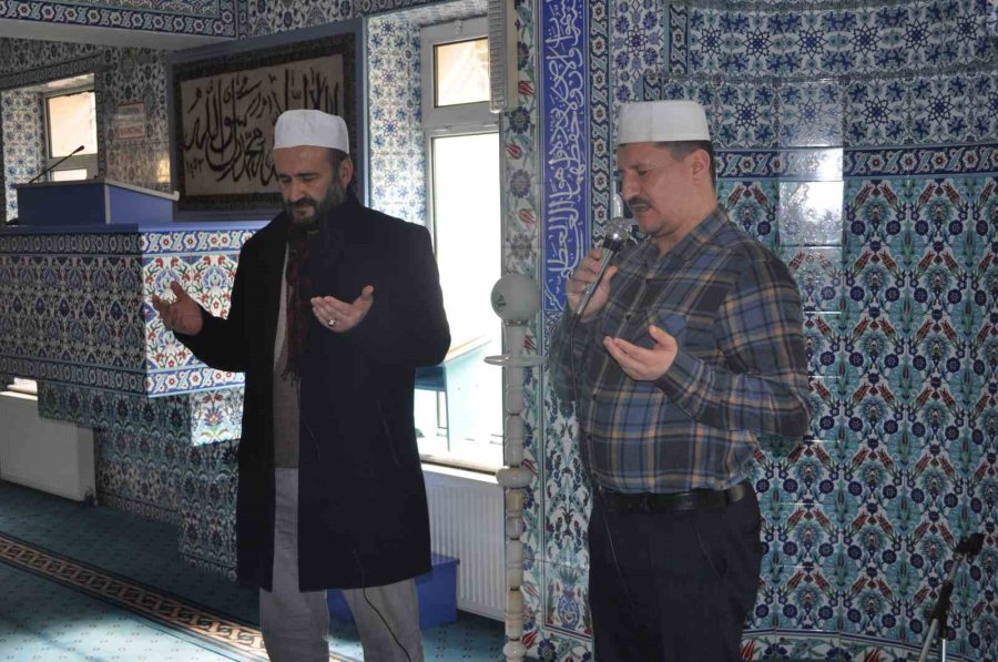 Ezan Yarışmasında Birinci Olan İmam Güzel Sesiyle Mahalleliyi Namaza Teşvik Ediyor