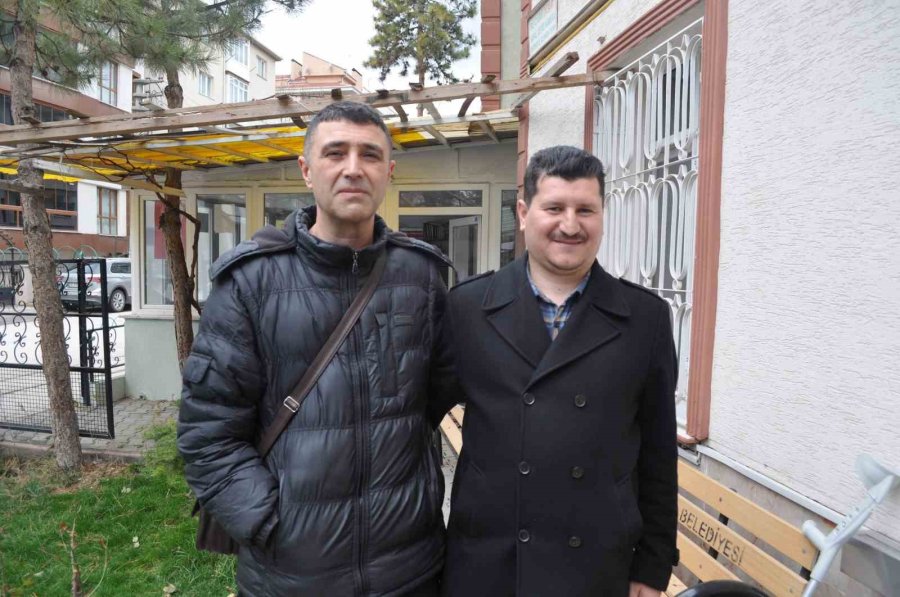 Ezan Yarışmasında Birinci Olan İmam Güzel Sesiyle Mahalleliyi Namaza Teşvik Ediyor