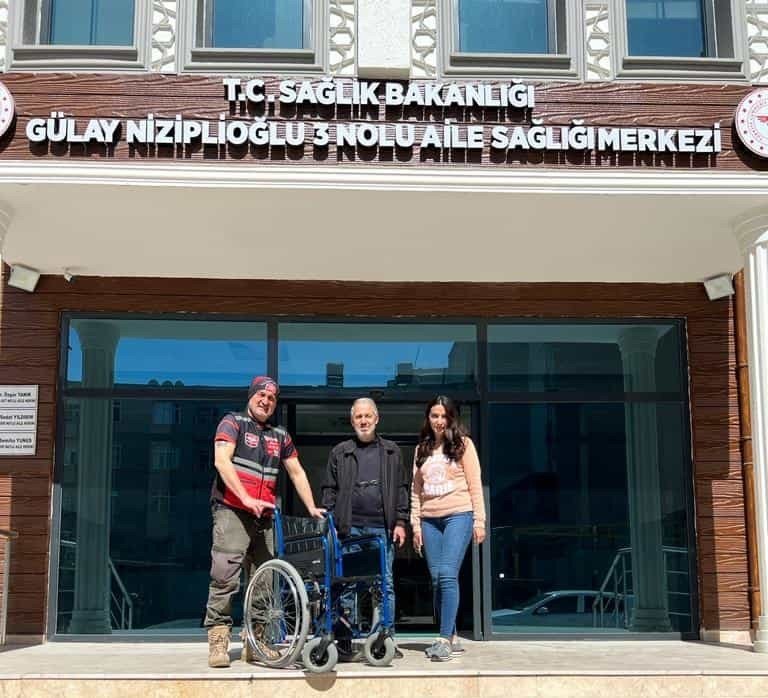 Eskişehirli Dernek Üyeleri Deprem Bölgesine Tekerlekli Sandalye Ve Oyuncak Götürdü