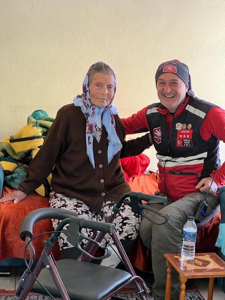 Eskişehirli Dernek Üyeleri Deprem Bölgesine Tekerlekli Sandalye Ve Oyuncak Götürdü