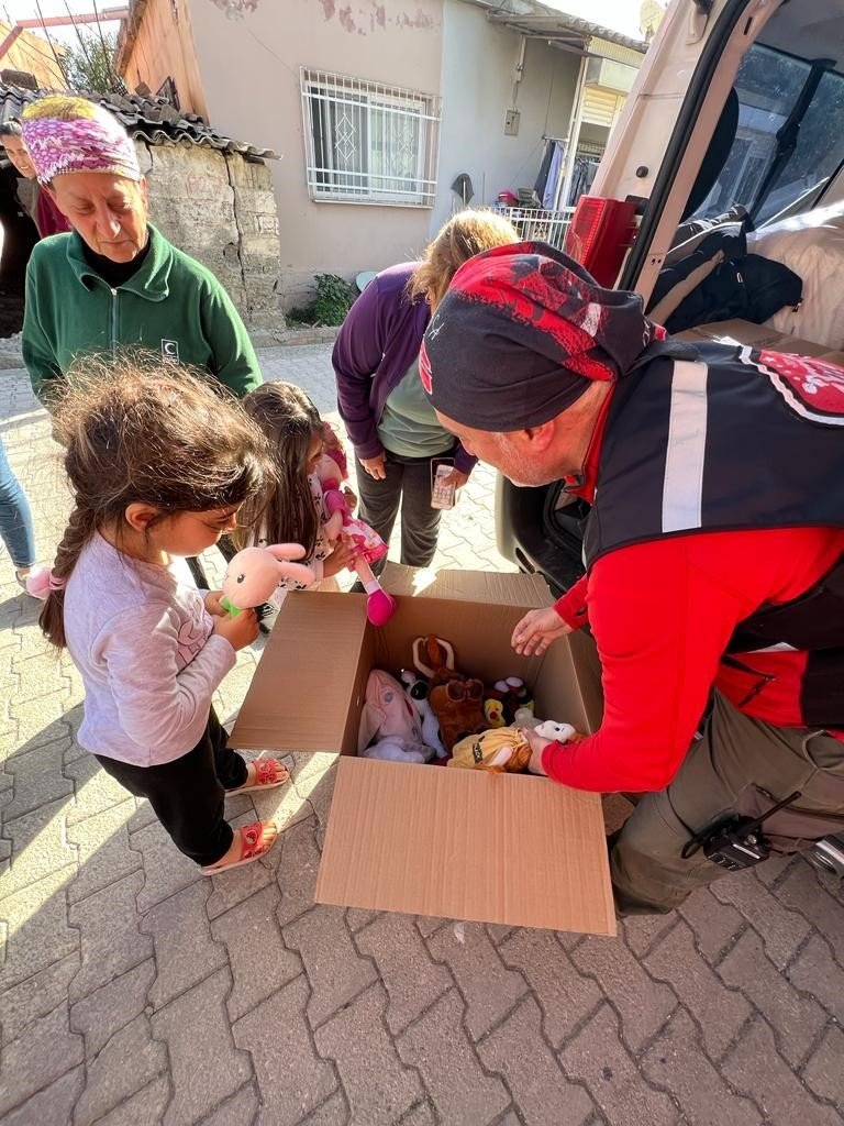 Eskişehirli Dernek Üyeleri Deprem Bölgesine Tekerlekli Sandalye Ve Oyuncak Götürdü