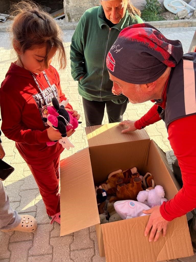 Eskişehirli Dernek Üyeleri Deprem Bölgesine Tekerlekli Sandalye Ve Oyuncak Götürdü