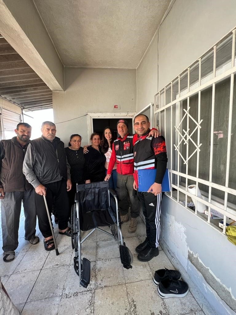 Eskişehirli Dernek Üyeleri Deprem Bölgesine Tekerlekli Sandalye Ve Oyuncak Götürdü