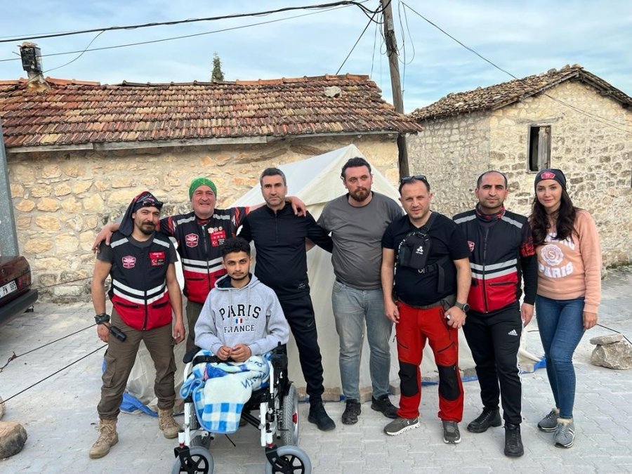 Eskişehirli Dernek Üyeleri Deprem Bölgesine Tekerlekli Sandalye Ve Oyuncak Götürdü