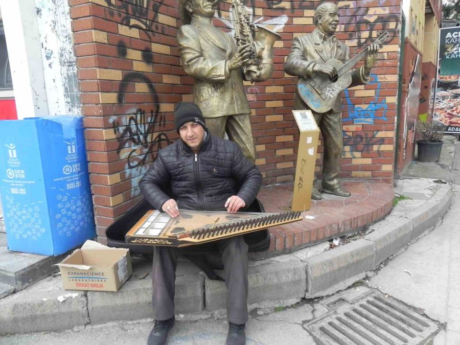 Kanun Melodileriyle İnsanların İçini Isıtıyor