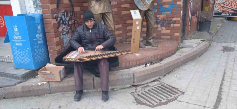 Kanun Melodileriyle İnsanların İçini Isıtıyor