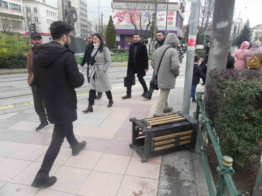 Hıncını Çöp Kutusunu Devirerek Çıkardı