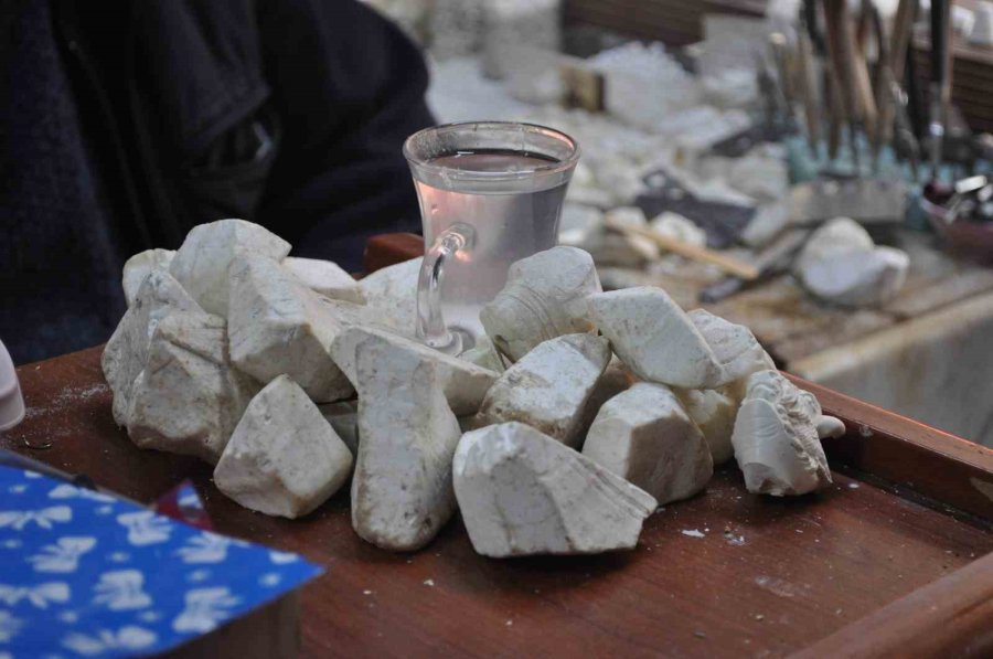 30 Yıldır Lületaşı Tozunu Çayıyla Ve Suyuyla Karıştırıp İçiyor