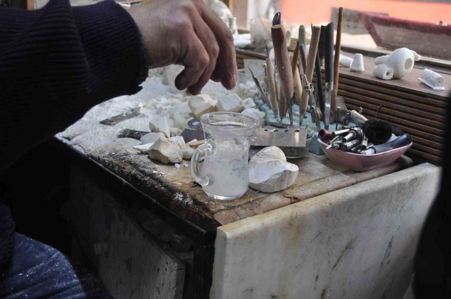 30 Yıldır Lületaşı Tozunu Çayıyla Ve Suyuyla Karıştırıp İçiyor