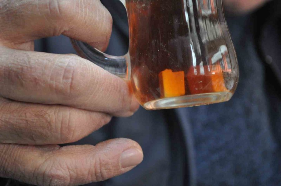 30 Yıldır Lületaşı Tozunu Çayıyla Ve Suyuyla Karıştırıp İçiyor