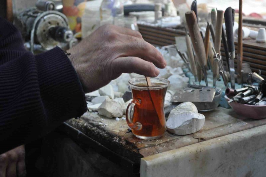 30 Yıldır Lületaşı Tozunu Çayıyla Ve Suyuyla Karıştırıp İçiyor