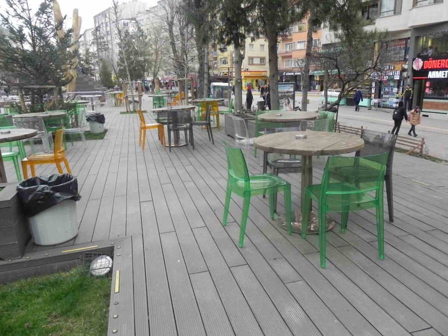 Havalar Soğudu Çay Bahçeleri Boş Kaldı