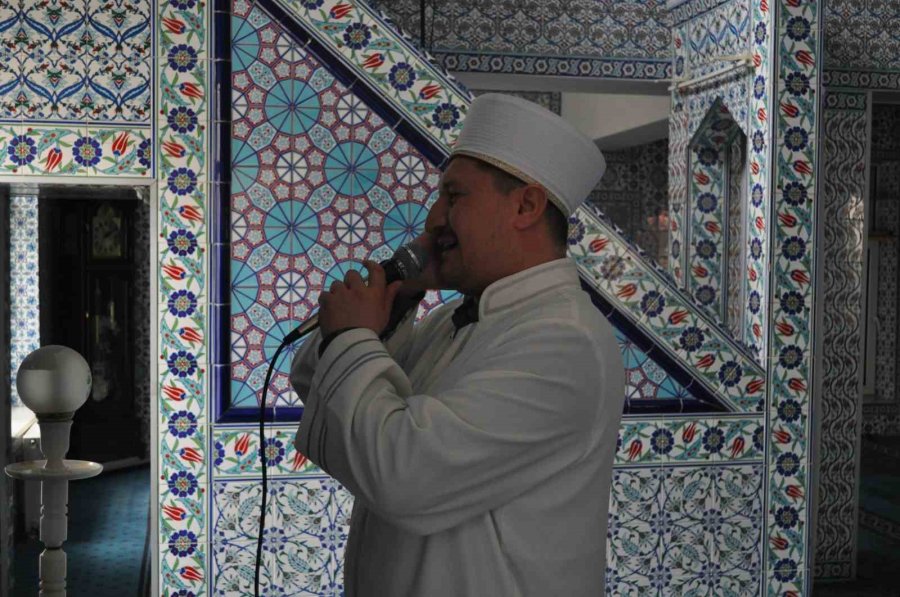 Ezan Yarışmasında Birinci Olan İmam Güzel Sesiyle Mahalleliyi Namaza Teşvik Ediyor