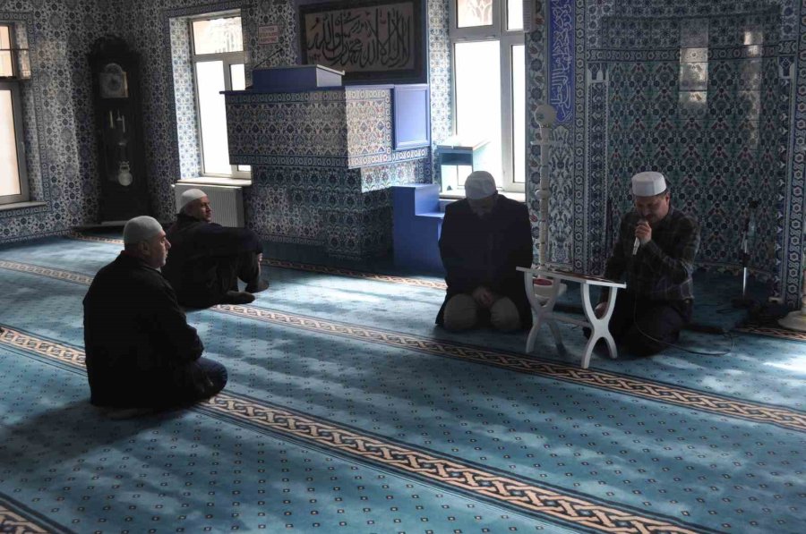 Ezan Yarışmasında Birinci Olan İmam Güzel Sesiyle Mahalleliyi Namaza Teşvik Ediyor