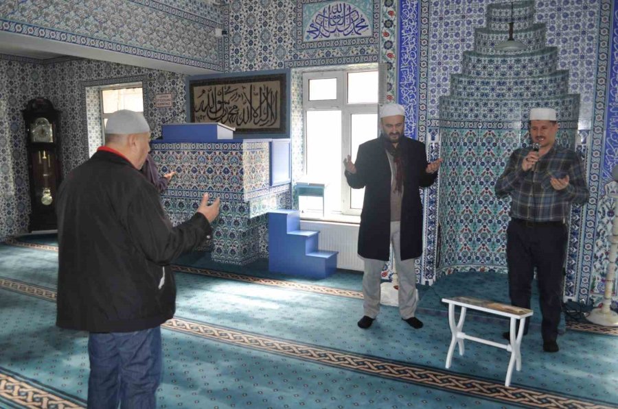 Ezan Yarışmasında Birinci Olan İmam Güzel Sesiyle Mahalleliyi Namaza Teşvik Ediyor