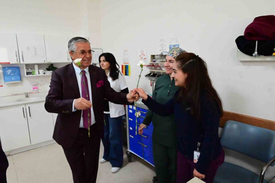 Başkan Topaloğlu’ndan Sağlık Çalışanlarına Karanfil