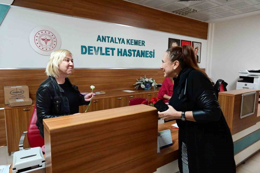 Başkan Topaloğlu’ndan Sağlık Çalışanlarına Karanfil