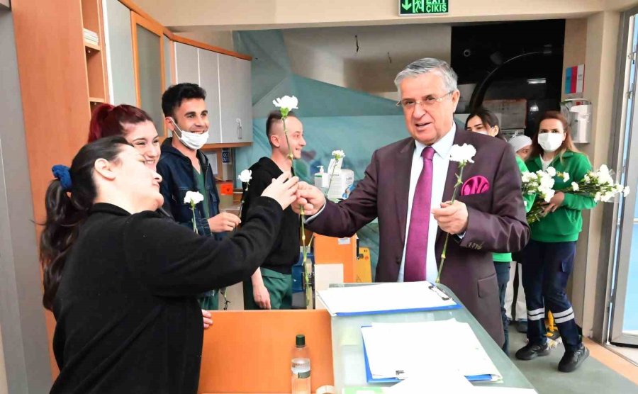 Başkan Topaloğlu’ndan Sağlık Çalışanlarına Karanfil