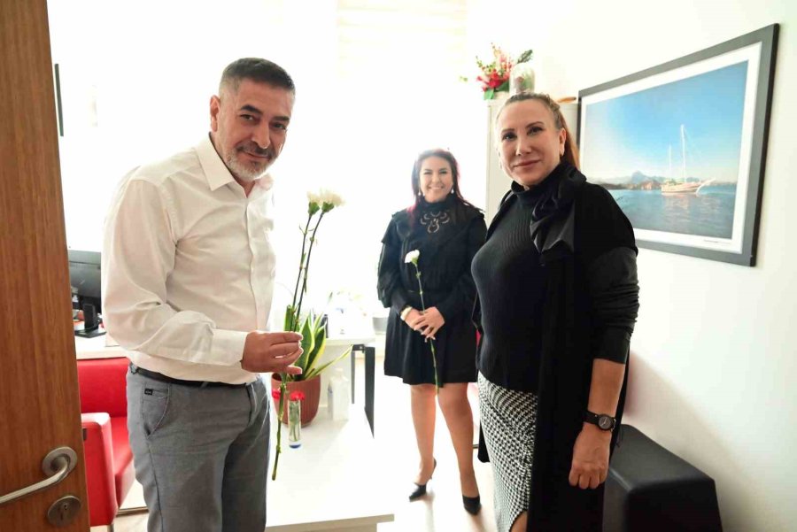 Başkan Topaloğlu’ndan Sağlık Çalışanlarına Karanfil