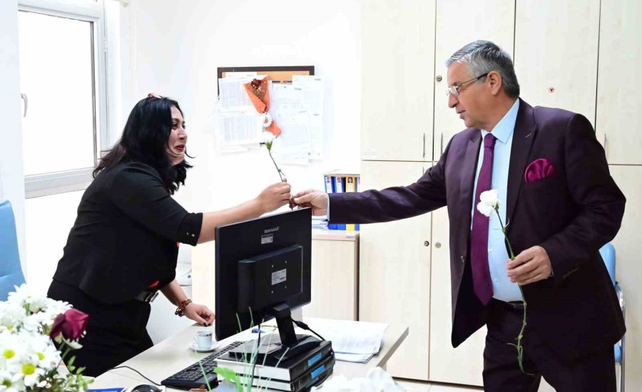 Başkan Topaloğlu’ndan Sağlık Çalışanlarına Karanfil