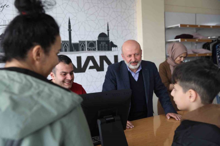 Kocasinan’dan Depremzedelere Giysi Ve İaşe Desteği