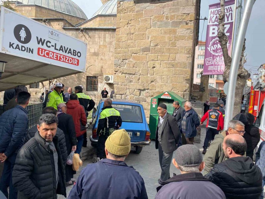 Önce Kaldırımda Yürüyen Yayaya, Sonra Cami Duvarına Çarptı