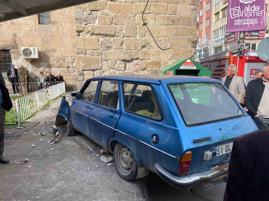 Önce Kaldırımda Yürüyen Yayaya, Sonra Cami Duvarına Çarptı