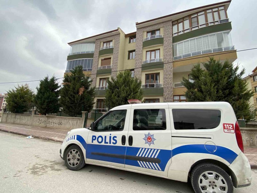 Cinnet Getiren Kişi Annesini Bıçaklayarak Ağır Yaraladı