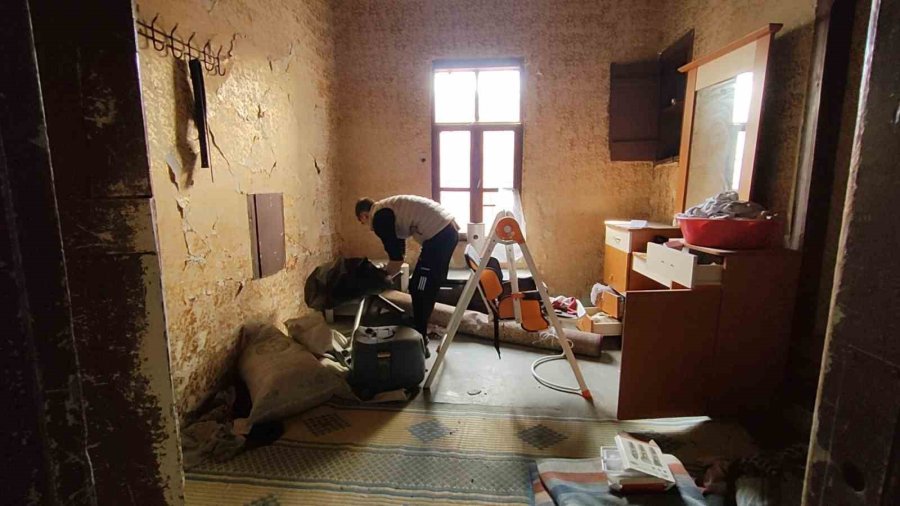 Suriyeli Gencin Harabeye Dönen Evinden Eşya Kurtarma Çabası