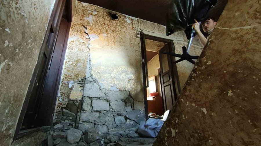 Suriyeli Gencin Harabeye Dönen Evinden Eşya Kurtarma Çabası