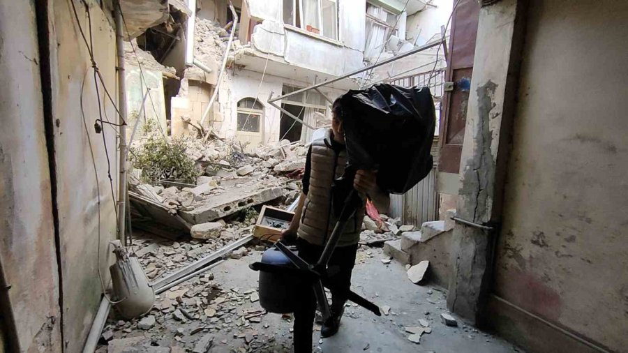 Suriyeli Gencin Harabeye Dönen Evinden Eşya Kurtarma Çabası