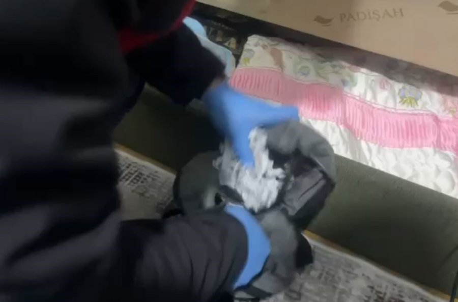 Detektör Köpekle Yapılan Operasyonda Sobanın İçinden Uyuşturucu Çıktı