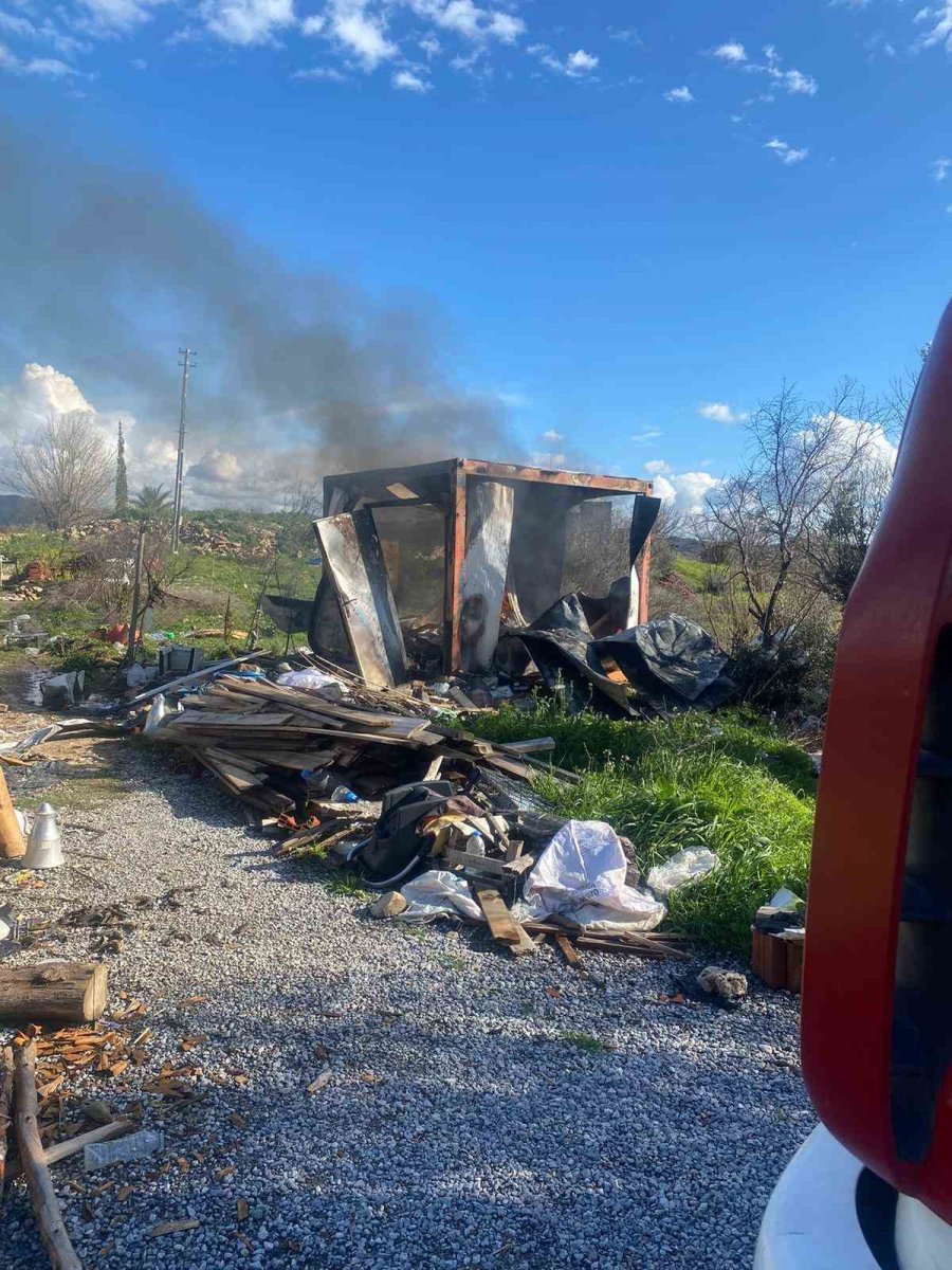 Bağ Evi Olarak Kullanılan Konteyner Yangında Küle Döndü
