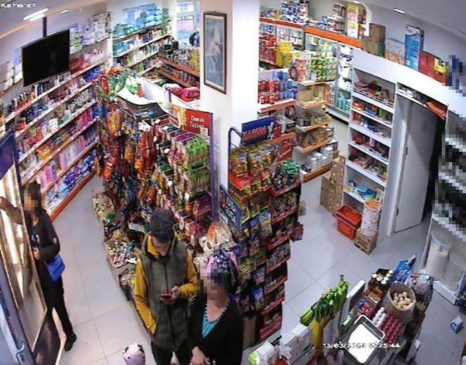 Marketten İçki Şişesi Çalan Kadın, Müşterinin Dikkati İle Yakayı Ele Verdi