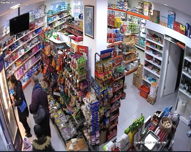 Marketten İçki Şişesi Çalan Kadın, Müşterinin Dikkati İle Yakayı Ele Verdi