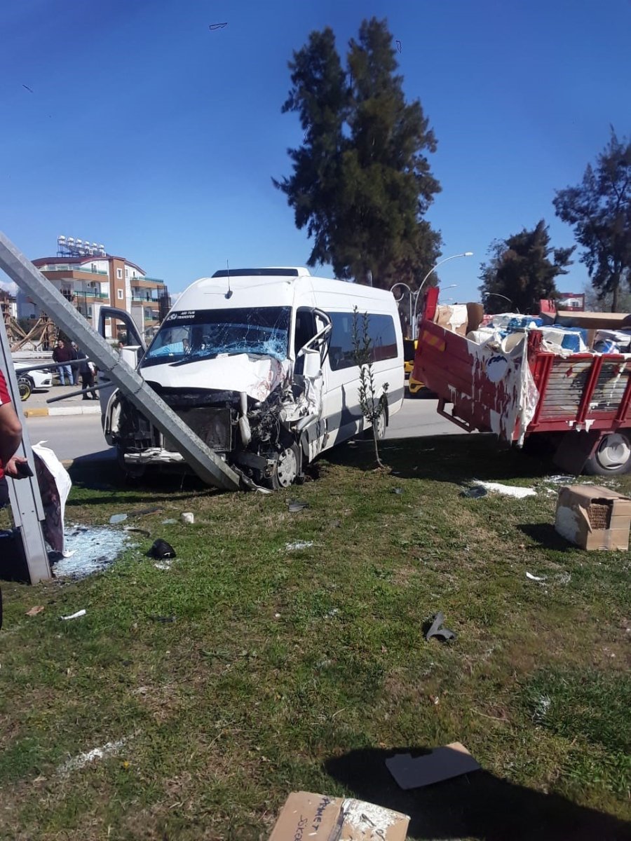 Okul Servisi İle Kamyon Çarpıştı: 5 Yaralı