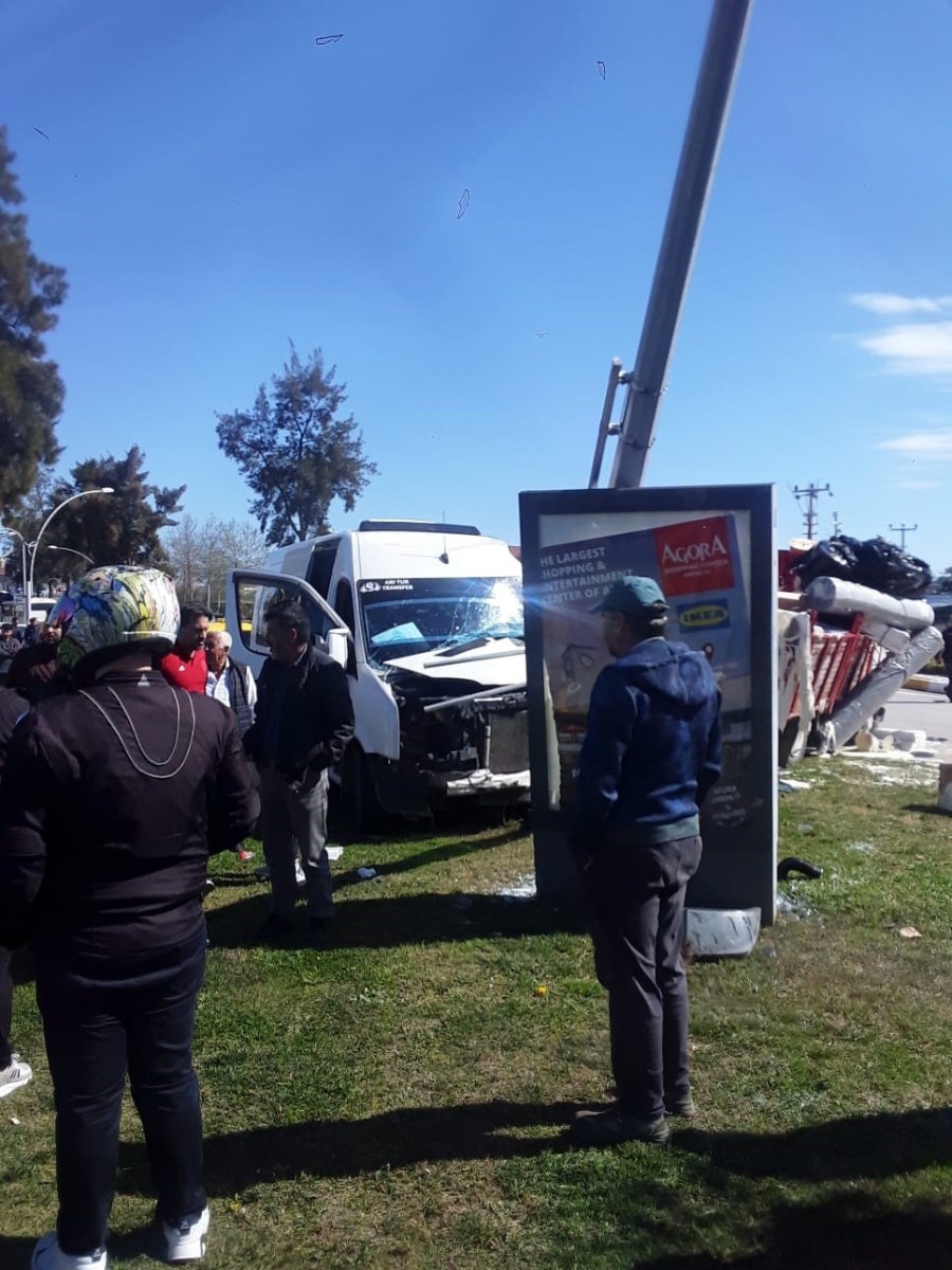 Okul Servisi İle Kamyon Çarpıştı: 5 Yaralı