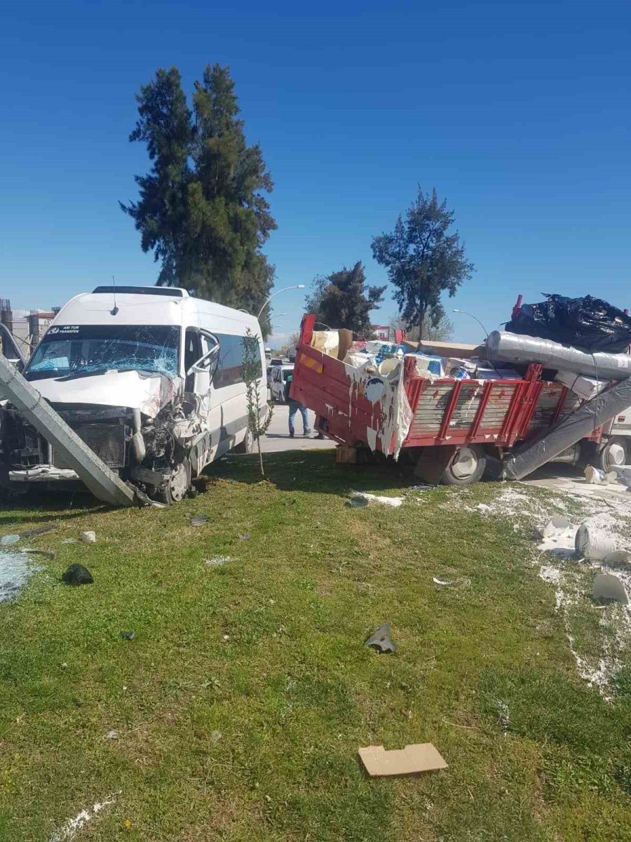 Okul Servisi İle Kamyon Çarpıştı: 5 Yaralı