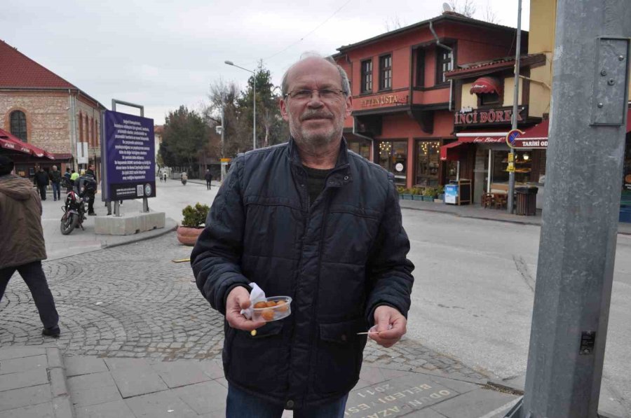 Odunpazarı Esnafı Depremde Ölenlerin Hayrına Lokma Döktürdü