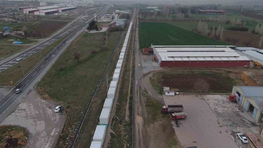 Depremzedelere Giden Yaşam Konteynerleri Kayseri’den Geçti