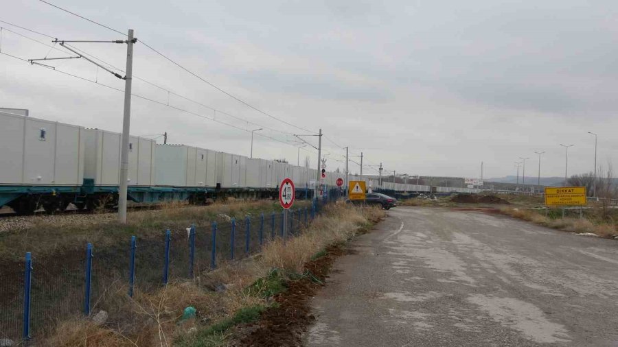 Depremzedelere Giden Yaşam Konteynerleri Kayseri’den Geçti