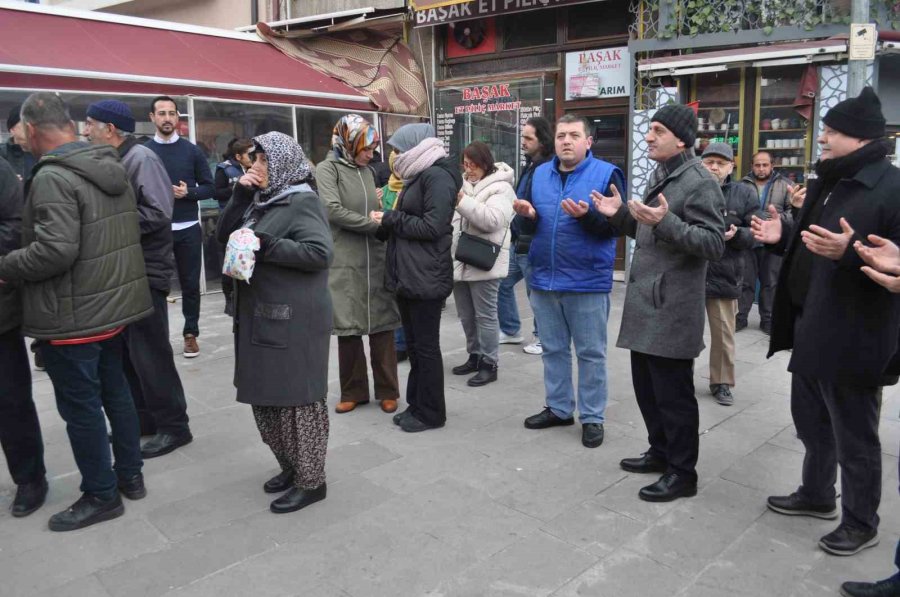Odunpazarı Esnafı Depremde Ölenlerin Hayrına Lokma Döktürdü