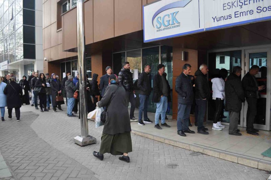 Sgk Önündeki Eyt Kuyrukları Devam Ediyor