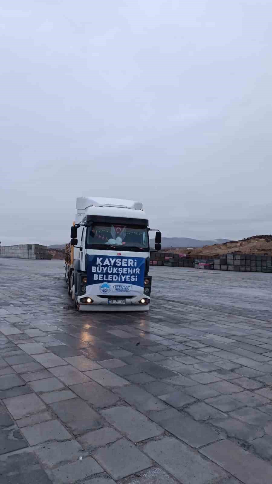 Kayseri Büyükşehir’den Malatya Darende Belediyesi’ne 3 Bin Metrekare Kilitli Parke Desteği