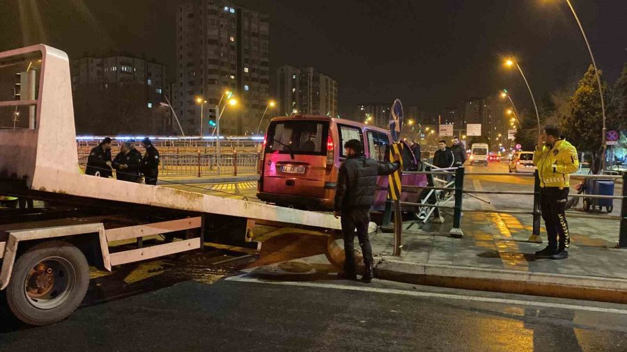 3 Otomobil Çarpıştı: 1 Yaralı